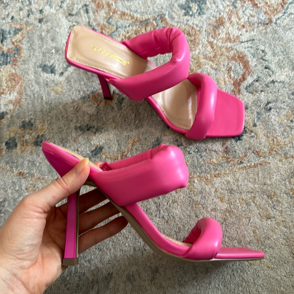 Shoe Dazzke Pink Sandalss Puffy Straps High Heels Size 6,5
Square Toe Open Shoe